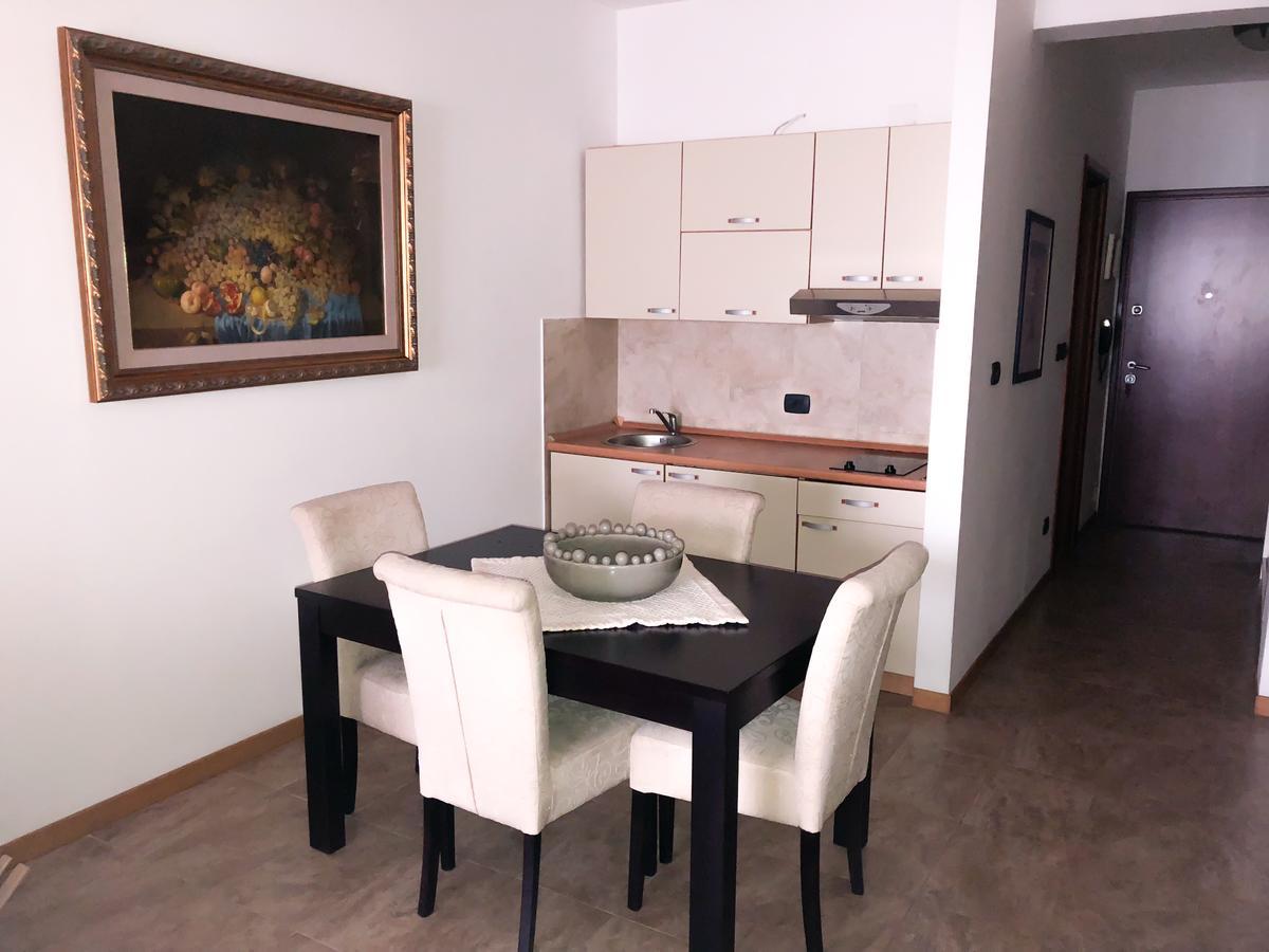 Beach Apartment Rafailovici Bagian luar foto