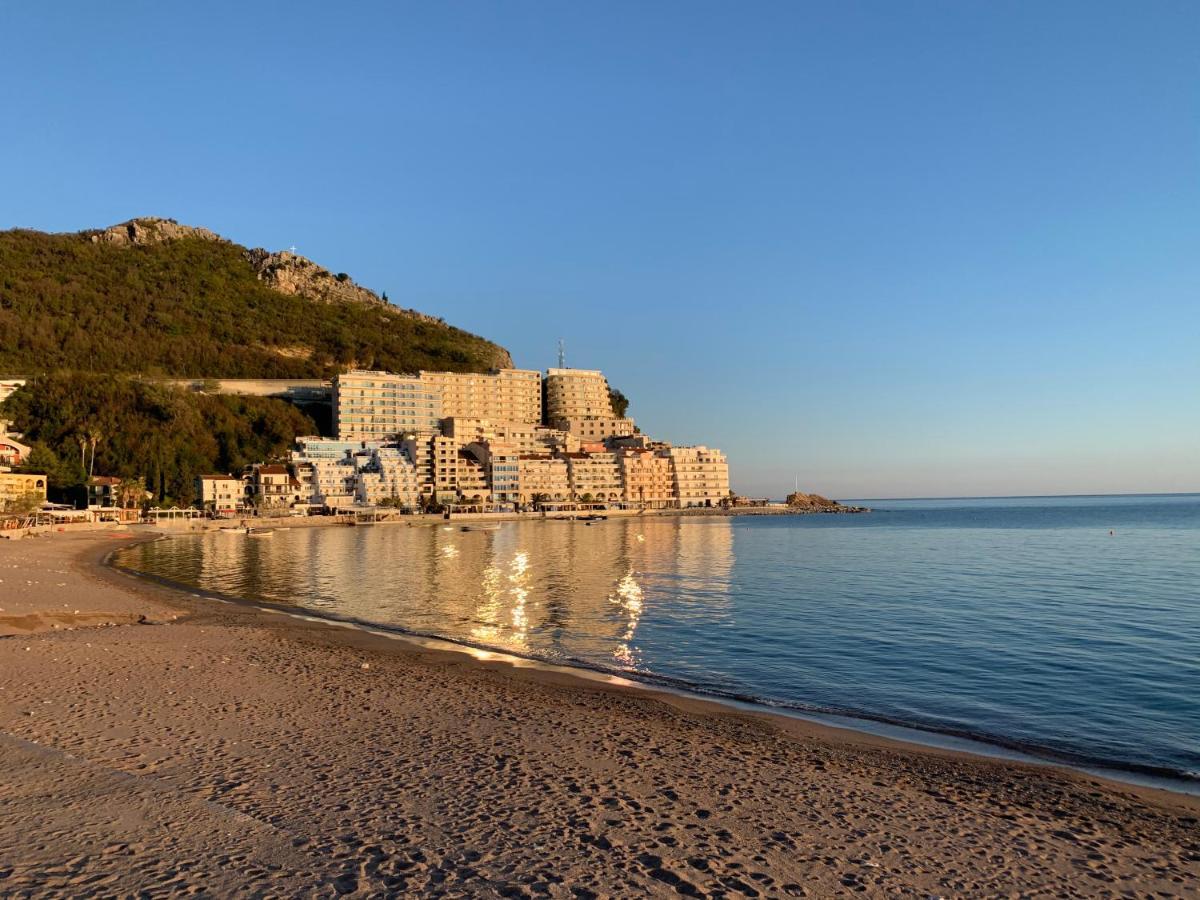 Beach Apartment Rafailovici Bagian luar foto